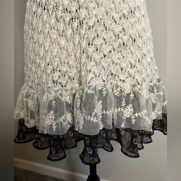 5/$25 BKE women’s sleeveless crocheted mixed media top size medium - Picture 5 of 11